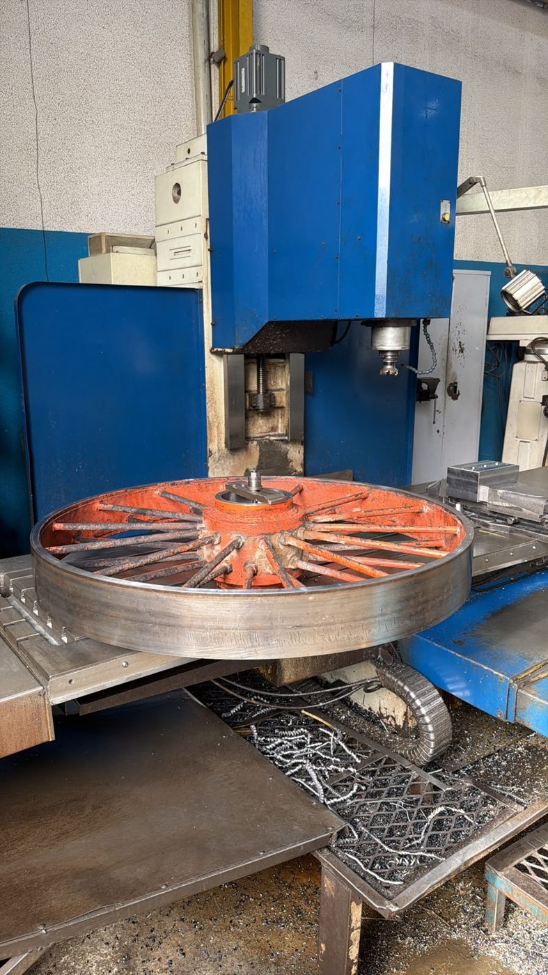 Roda de aço fixada na fresadora