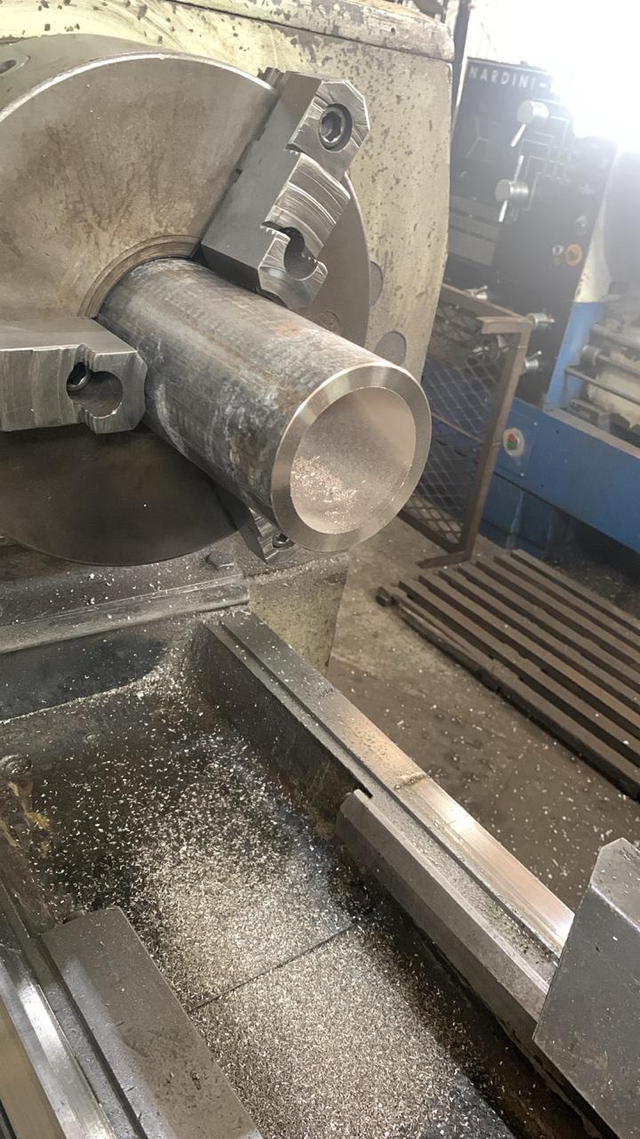 Torneamento de cilindro no torno Nardini