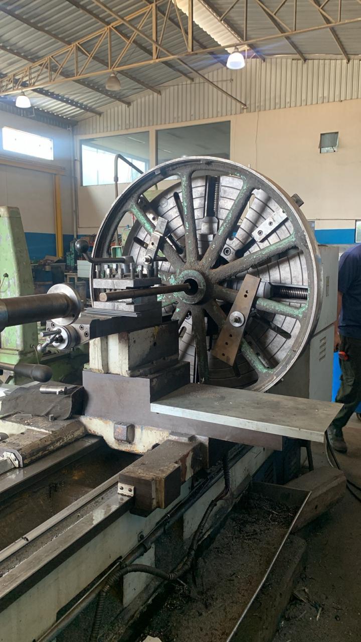 Torno de grande porte em operação